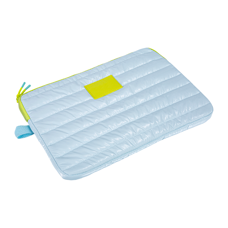 Laptop și mânecă de tabletă